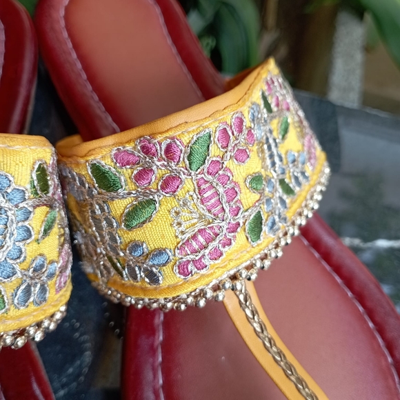 Embroidered Traditional Slippers - Picture 7 of 11